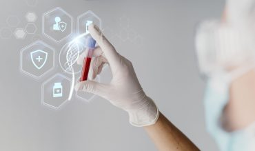 banner-medico-com-medico-segurando-o-frasco-scaled.jpg